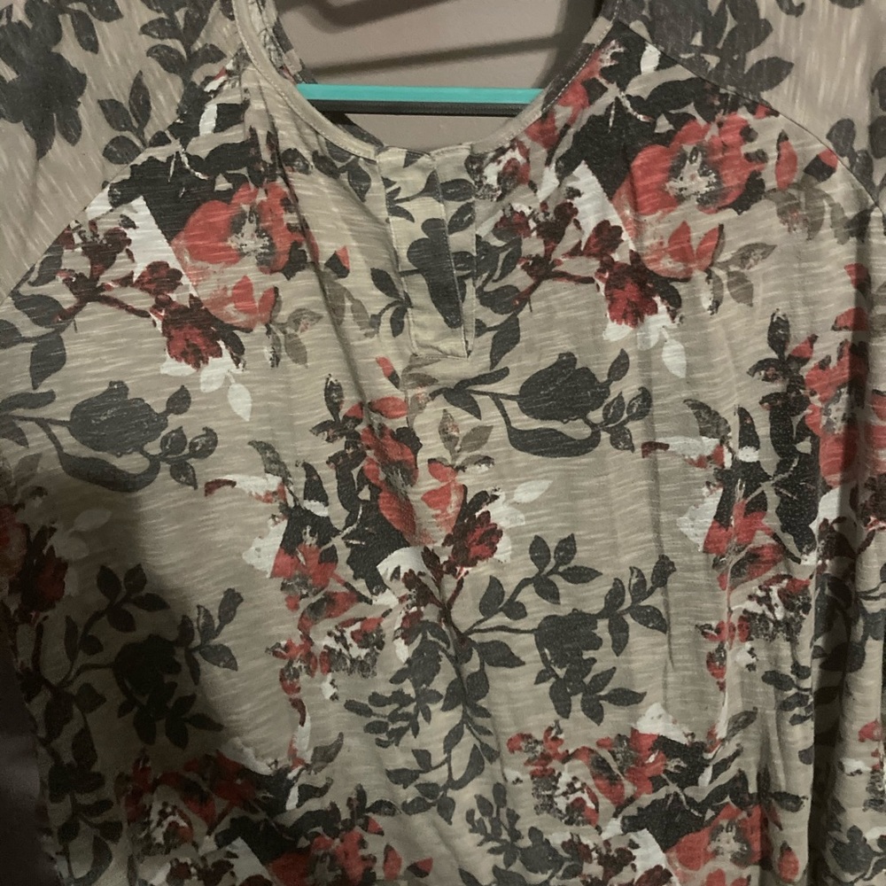 Plus sized blouse - Picture 2 of 3